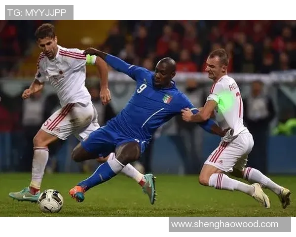 足球巨星对视镜头瞬间定格展现无言默契与比赛激情