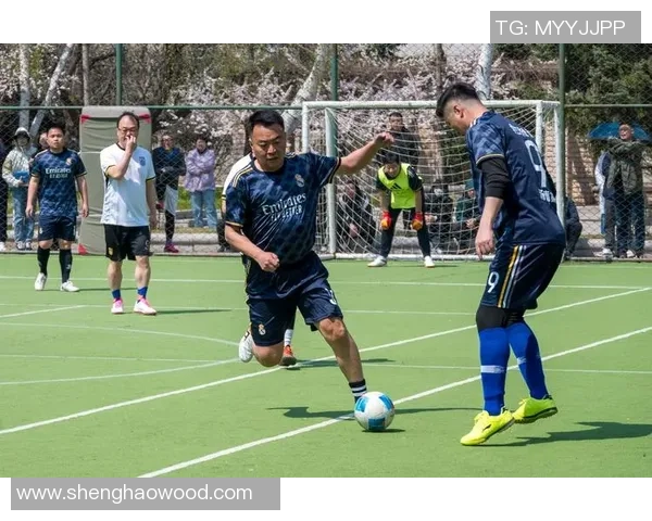 足球球星炫技绕球展现速度与技巧激情瞬间